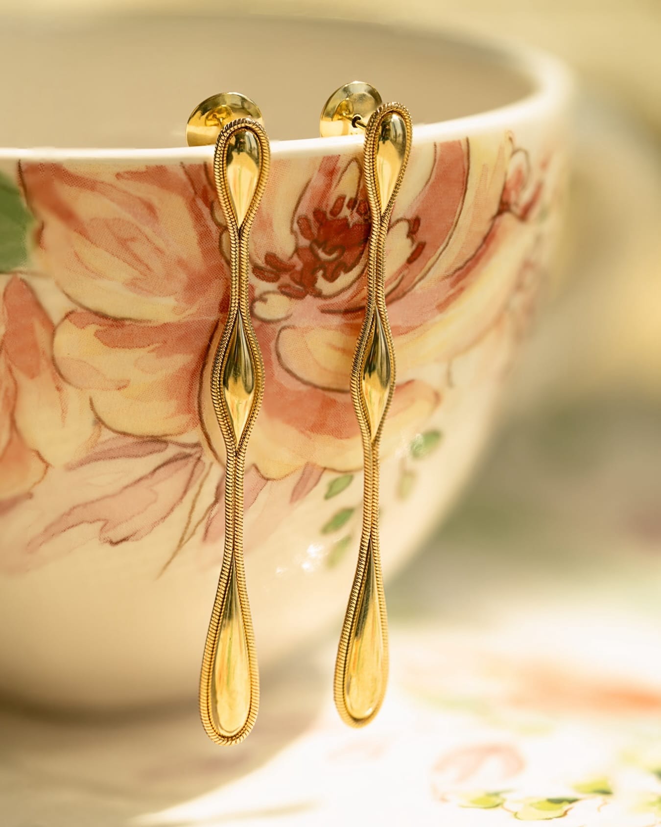 Fluid gold. ✨ #AUBADEJEWELRY