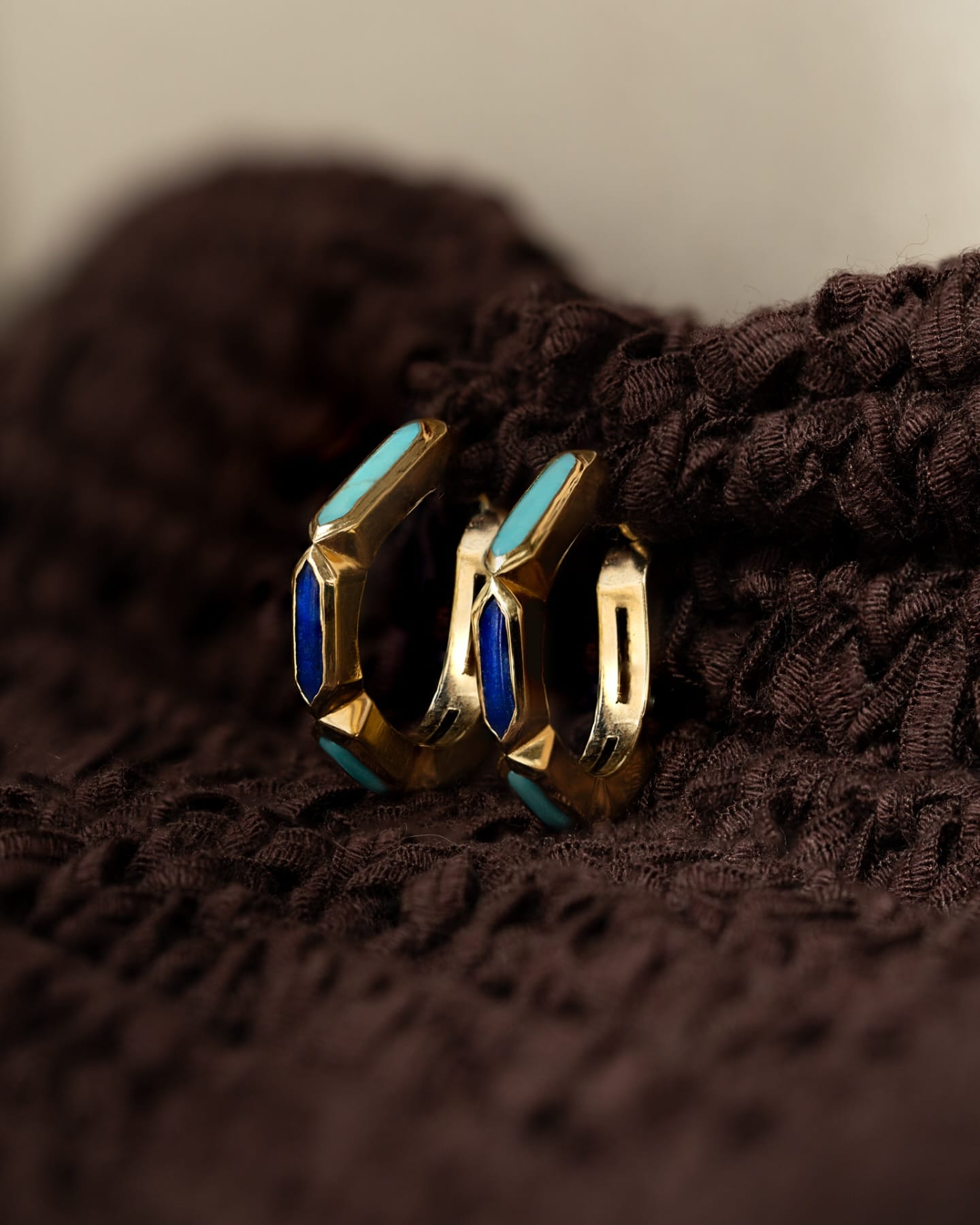 INTO THE BLUE: Joanna Dahdah’s colorful faceted hoops are inlaid with turquoise and lapis, for a fresh and contemporary take on the gold hoop earrings.

Tap the link in bio to shop at #AUBADEJEWELRY.