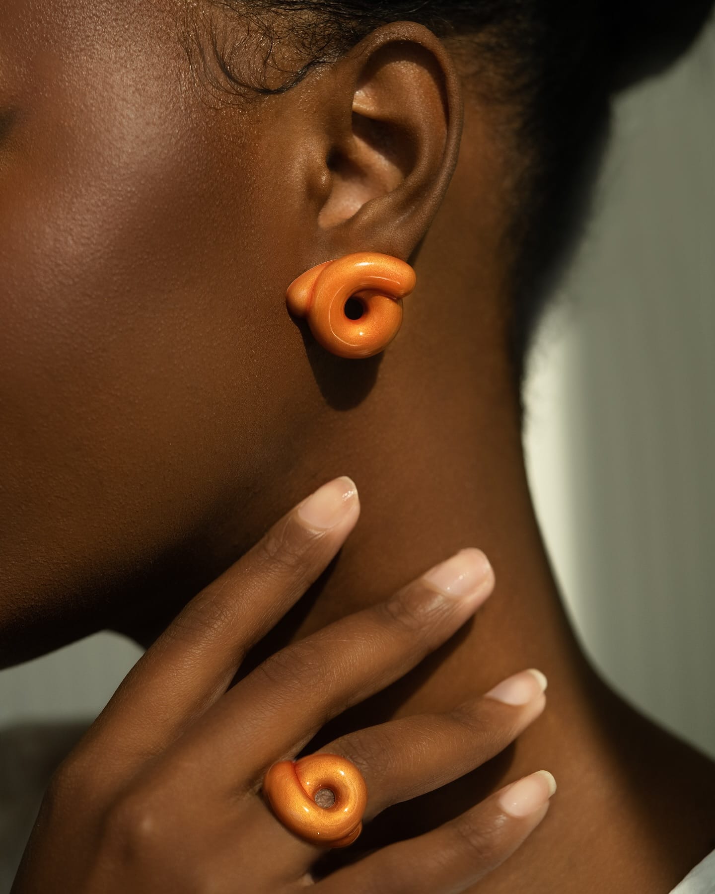 Bea Bongiasca introduces beautiful new colors for her best-selling Tarallo collection, including this gorgeous shade of Savannah orange. 🍊 Tap the link in bio to shop at #AUBADEJEWELRY.