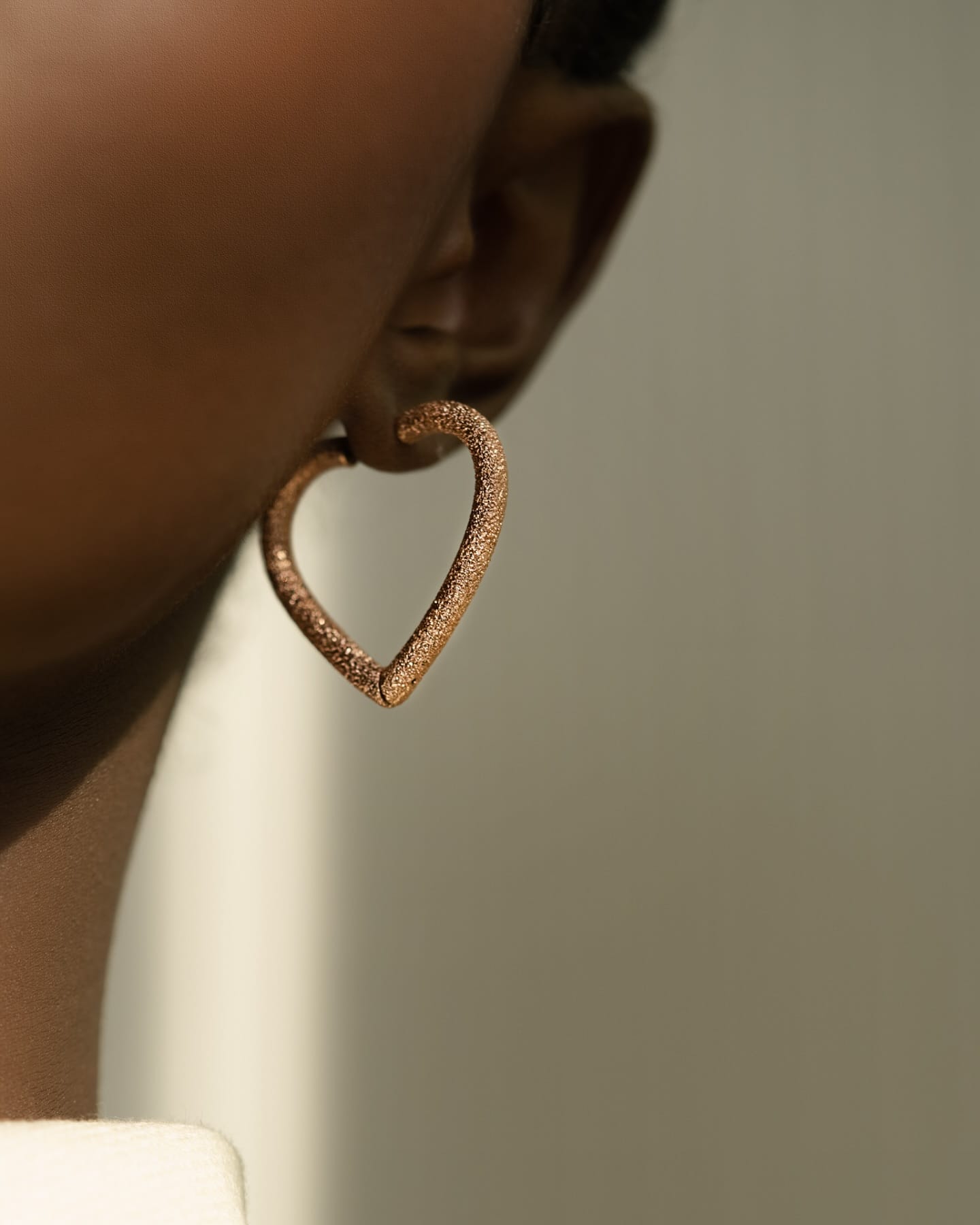 Who said hoops have to be round? From heart to octagon to rectangle, discover the various hoop shapes and sizes for your next summer getaway. #AUBADEJEWELRY