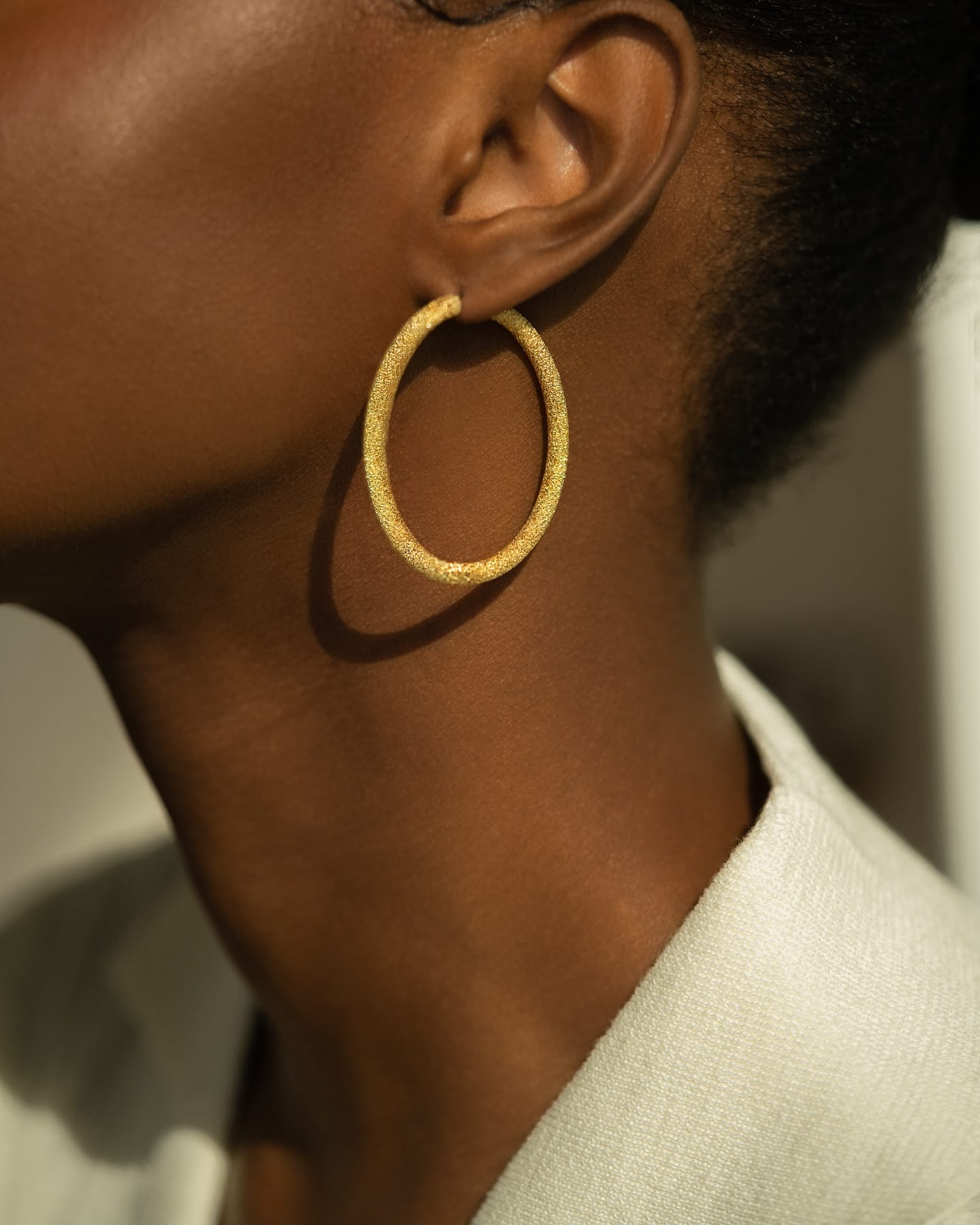 The golden hoop. ✨ From frosted finish to shiny polish, discover our range of everyday hoops, just in time for summer. #AUBADEJEWELRY.