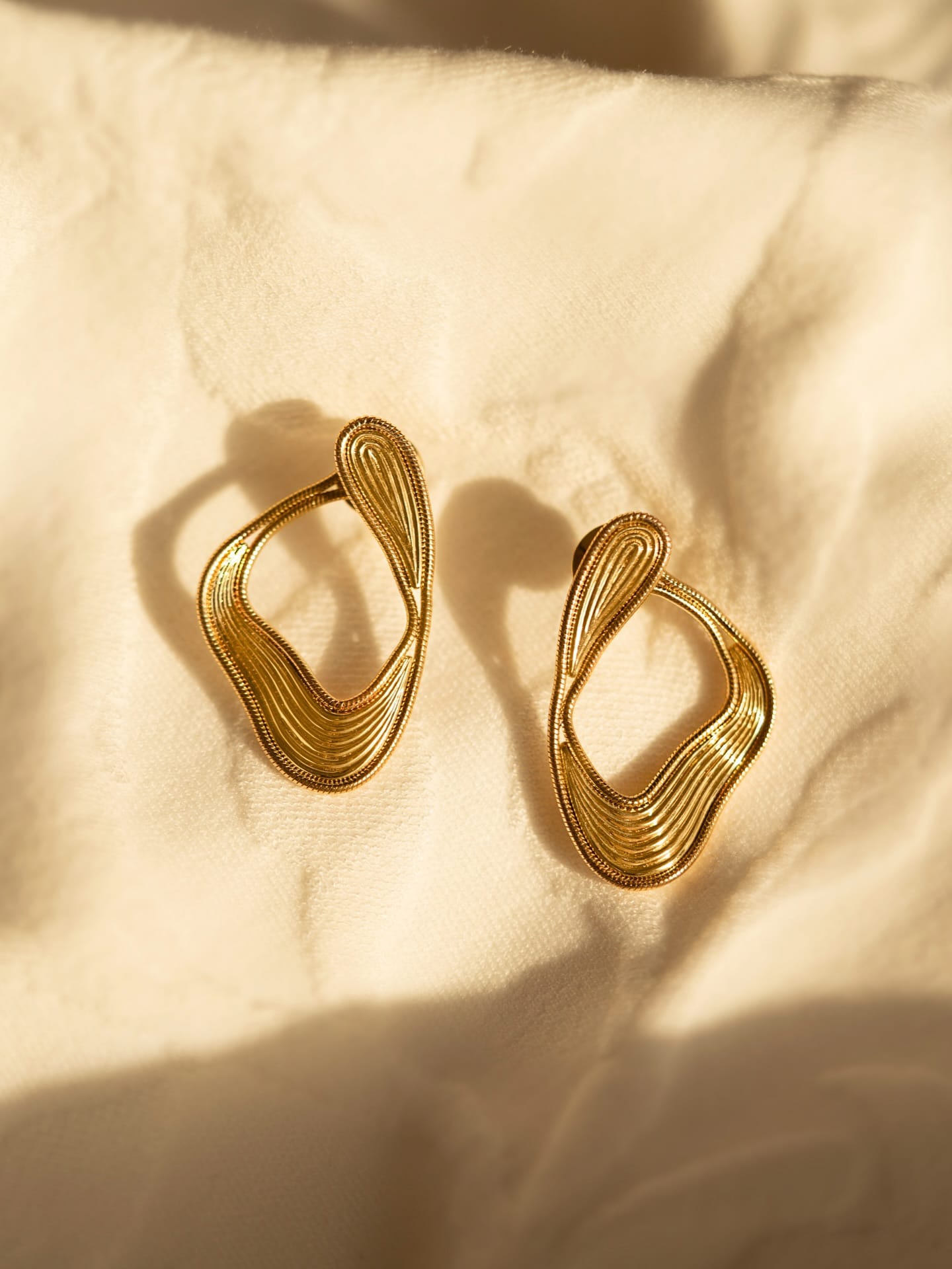 Timeless gold, fluid lines. ✨ #AUBADEJEWELRY