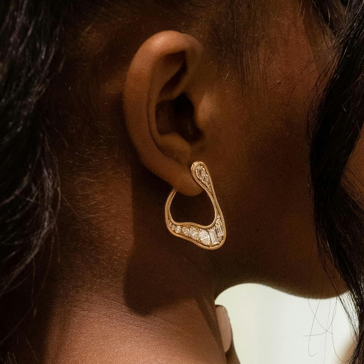 Inspired by water flowing over the curves of the body, the Stream diamond loop earrings have become emblematic of FERNANDO JORGE’S sensuous, design-driven jewelry.

Tap the link in bio to shop at #AUBADEJEWELRY.